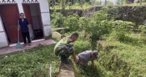 Babinsa Koramil 01/Sukajaya Bantu Warga Bersihkan Selokan di Gampong Paya