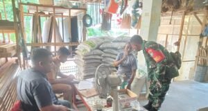 Babinsa Koramil 01/Sukajaya dan PPL Gampong Keuneukai Dampingi Warga Membeli Pupuk Subsidi