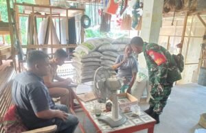 Babinsa Koramil 01/Sukajaya dan PPL Gampong Keuneukai Dampingi Warga Membeli Pupuk Subsidi