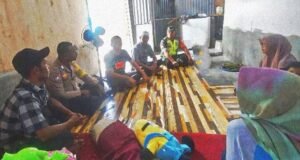 Babinsa dan Bhabinkamtibmas Gampong Krueng Raya Laksanakan Komsos dan Silaturahmi dengan Warga