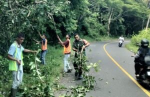 Babinsa Koramil 02/Suka Karya Bersama Anggota SKPD Provinsi Aceh dan Warga Laksanakan Pembersihan Pohon Tumbang di Krueng Raya