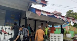 Babinsa Koramil 01/Sukajaya dan Bhabinkamtibmas Gotong Royong Bersama Warga Perbaiki Pos Kamling