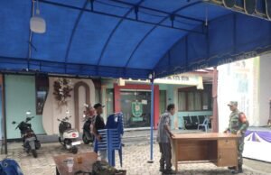 Babinsa Gampong Kuta Ateuh Turut Serta Bantu Persiapan Acara Festival Anak Sholeh Indonesia 2025 di Desa Binaan