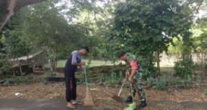 Babinsa Koramil 01/Sukajaya Bantu Warga Bersihkan Jalan, Wujud Pengabdian dan Pembinaan Teritorial