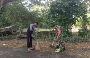 Babinsa Koramil 01/Sukajaya Bantu Warga Bersihkan Jalan, Wujud Pengabdian dan Pembinaan Teritorial