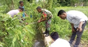 Babinsa Koramil 01/Sukajaya dan Bhabinkamtibmas Dampingi Pengukuran Tanah Pembangunan Irigasi di Gampong Paya Demi Dukung Swasembada Pangan