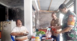 Babinsa Koramil 02/Sukakarya Laksanakan Pengecekan Harga Sembako di Warung Warga Binaan