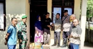 Babinsa Gampong Berawang Dampingi Penyaluran Bantuan Korban Angin Kencang