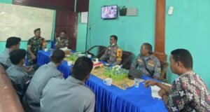 Babinsa Koramil 01/Sukajaya dan Bhabinkamtibmas Dampingi Keuchik Berikan Bimbingan kepada Linmas di Gampong Cot Ba’U