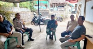 Babinsa Koramil 02/Sukakarya Lakukan Komsos di Gampong Aneuk Laot, Ajak Warga Jaga Silaturahmi dan Keamanan Lingkungan