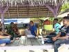 Babinsa Koramil 01/Sukajaya Laksanakan Komsos dengan Nelayan di Jurong Pantai Jaya, Gampong Paya