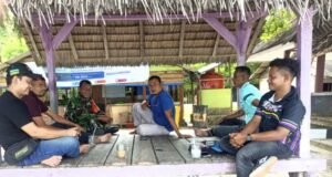 Babinsa Koramil 01/Sukajaya Laksanakan Komsos dengan Nelayan di Jurong Pantai Jaya, Gampong Paya