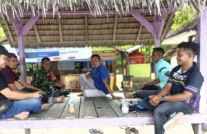 Babinsa Koramil 01/Sukajaya Laksanakan Komsos dengan Nelayan di Jurong Pantai Jaya, Gampong Paya