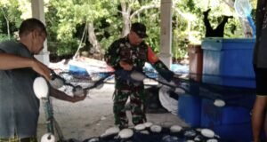 Babinsa Koramil 02/Sukakarya Bantu Warga Benahi Jaring Pukat yang Rusak