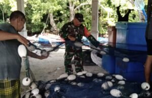 Babinsa Koramil 02/Sukakarya Bantu Warga Benahi Jaring Pukat yang Rusak