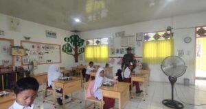 Babinsa Gampong Kuta Ateuh Pantau Kegiatan Makan Bergizi di SDN 15 Sabang