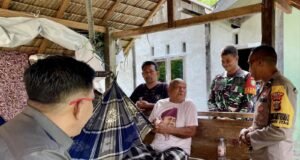 Wujud Kepedulian, Babinsa Koramil 01/Sukajaya Bersama Bhabinkamtibmas dan Perangkat Gampong Anoi Itam Laksanakan Anjangsana ke Warga Sakit Menahun