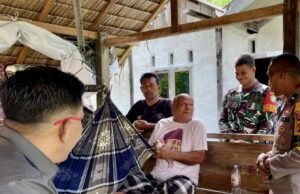 Wujud Kepedulian, Babinsa Koramil 01/Sukajaya Bersama Bhabinkamtibmas dan Perangkat Gampong Anoi Itam Laksanakan Anjangsana ke Warga Sakit Menahun
