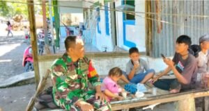 Babinsa Koramil 02/Sukakarya Laksanakan Komsos Bangun Kepercayaan dan Kemitraan di Wilayah Binaan