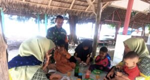 Babinsa Koramil 01/Sukajaya Laksanakan Komsos di Pantai Pasir Putih, Himbau Warga Jaga Faktor Keamanan dan Kebersihan