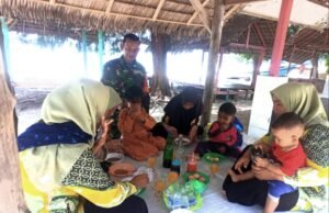 Babinsa Koramil 01/Sukajaya Laksanakan Komsos di Pantai Pasir Putih, Himbau Warga Jaga Faktor Keamanan dan Kebersihan