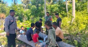 Babinsa Koramil 01/Sukajaya Bersama Bhabinkamtibmas Laksanakan Komsos, Pererat Hubungan dengan Warga