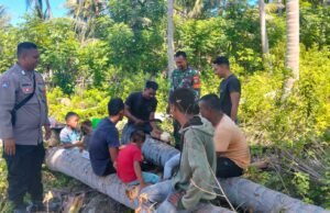 Babinsa Koramil 01/Sukajaya Bersama Bhabinkamtibmas Laksanakan Komsos, Pererat Hubungan dengan Warga