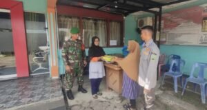 Babinsa Koramil 02/Sukakarya Pantau Pendistribusian Makanan Bergizi untuk Ibu Hamil dan Menyusui