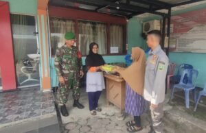 Babinsa Koramil 02/Sukakarya Pantau Pendistribusian Makanan Bergizi untuk Ibu Hamil dan Menyusui