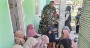 Babinsa Koramil 01/Sukajaya Dampingi Kader Posyandu dalam Pemeriksaan Kesehatan Lansia