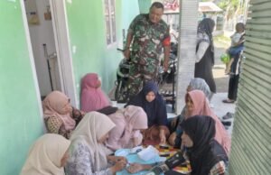 Babinsa Koramil 01/Sukajaya Dampingi Kader Posyandu dalam Pemeriksaan Kesehatan Lansia