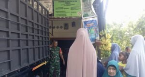 Babinsa Koramil 01/Sukajaya Memonitor Penyaluran Gas Elpiji 3 Kg Bersubsidi di Gampong Cot Abeuk