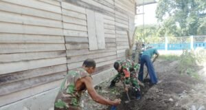 Babinsa Koramil 01/Sukajaya Bantu Warganya Gali Pondasi Kedai di Gampong Balohan