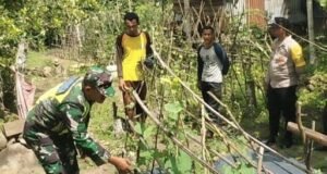 Babinsa Koramil 02/Sukakarya dan Bhabinkamtibmas Kunjungi Kebun Warga di Gampong Krueng Raya