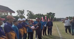 Pra PORA Cabor Sepakbola Grup C, Bireuen atasi Lhokseumawe 2-0, Wabup Razuardi Serahkan Bola Kepada Wasit