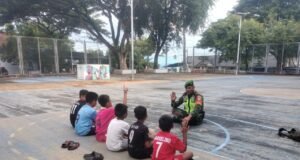 Babinsa Koramil 02/Sukakarya Ajak Pelajar Isi Liburan dengan Kegiatan Positif dan Olahraga