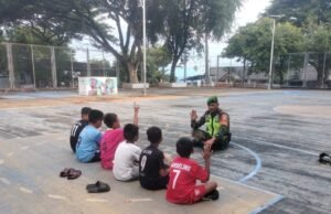 Babinsa Koramil 02/Sukakarya Ajak Pelajar Isi Liburan dengan Kegiatan Positif dan Olahraga