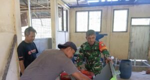 Babinsa Koramil 01/Sukajaya Bantu Perbaikan Mesin Penggilingan Sampah untuk Pembuatan Pupuk Kompos