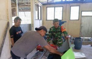 Babinsa Koramil 01/Sukajaya Bantu Perbaikan Mesin Penggilingan Sampah untuk Pembuatan Pupuk Kompos