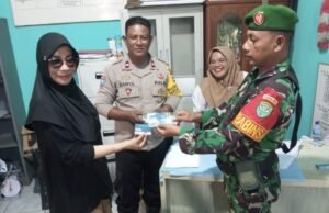 Babinsa Koramil 01/Sukajaya Dampingi Penyaluran Bantuan Subsidi Listrik di Kecamatan Sukajaya