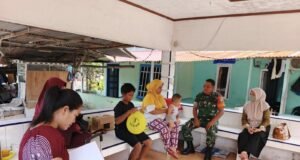 Babinsa Koramil 02/Sukakarya Laksanakan Komsos Dengan Ibu-ibu di Gampong Kuta Barat, Dorong Pencegahan Masalah Gizi