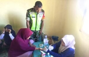 Babinsa Koramil 01/Sukajaya Dampingi Pemeriksaan Kesehatan Lansia di Gampong Paya