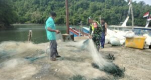 Babinsa Koramil 02/Sukakarya Bantu Nelayan Perbaiki Jaring Rusak di Gampong Krueng Raya