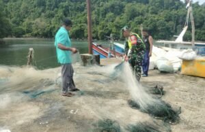 Babinsa Koramil 02/Sukakarya Bantu Nelayan Perbaiki Jaring Rusak di Gampong Krueng Raya