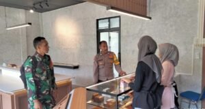 Babinsa Koramil 01/Sukajaya dan Bhabinkamtibmas Jalin Komsos dengan Mahasiswa Yang Sedang Melaksanakan PPL