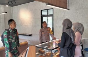 Babinsa Koramil 01/Sukajaya dan Bhabinkamtibmas Jalin Komsos dengan Mahasiswa Yang Sedang Melaksanakan PPL