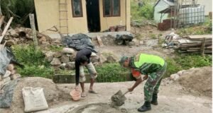 Babinsa Koramil 01/Sukajaya Bantu Warga Bangun Rumah, Wujudkan Kebersamaan dan Kedekatan dengan Masyarakat