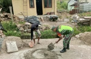 Babinsa Koramil 01/Sukajaya Bantu Warga Bangun Rumah, Wujudkan Kebersamaan dan Kedekatan dengan Masyarakat