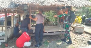 Babinsa Koramil 02/Sukakarya dan Bhabinkamtibmas Bantu Pemuda dan Satlinmas Angkat Pondok Pos Ronda di Gampong Aneuk Laot