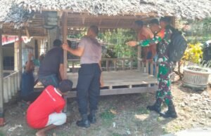 Babinsa Koramil 02/Sukakarya dan Bhabinkamtibmas Bantu Pemuda dan Satlinmas Angkat Pondok Pos Ronda di Gampong Aneuk Laot